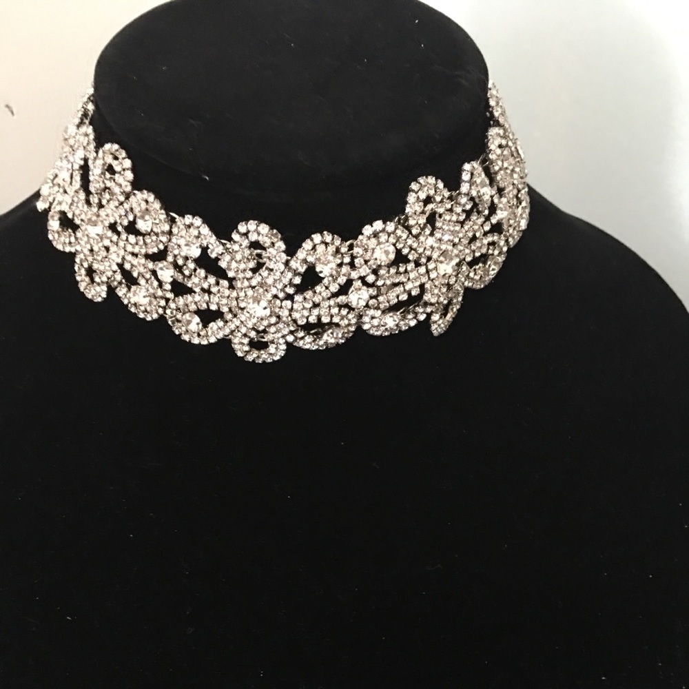 Get a free gift too! Holiday necklace